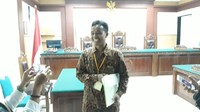 Setelah beberapa detik melakukan sujud, Ihsan kembali bangkit. Dia tetap memasang wajah semringah karena nama yang disandang selama 30 tahun resmi lepas dari dirinya.
