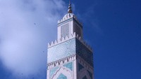 Masjid Hassan II dilengkapi menara yang disebut-sebut minaret tertinggi di dunia. Tingginya mencapai 210 meter. Di puncak masjid, ada pemancar sinar laser yang mengarah ke Makkah. (mosquee-hassan2.com)