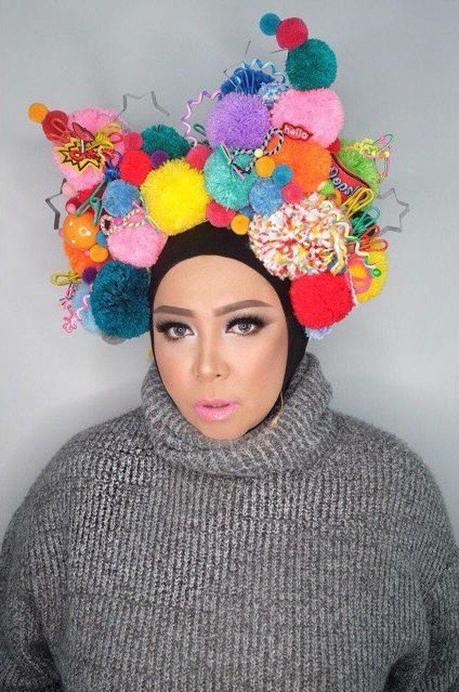 Melly Goeslaw tampil penuh warna di bagian kepalanya. Ciput ninja berwarna hitam yang dipakainya tampak dihiasi aneka warna dan ukuran pom pom. Foto: Instagram melly_goeslaw