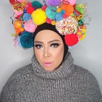 Melly Goeslaw tampil penuh warna di bagian kepalanya. Ciput ninja berwarna hitam yang dipakainya tampak dihiasi aneka warna dan ukuran pom pom. Foto: Instagram melly_goeslaw