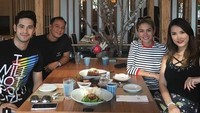 Momen Nikita Mirzani yang berlibur bersama kekasihnya, Dipo Latief. Selain itu mereka juga tampak menikmati double date bersama Miyabi belum lama ini. Foto: Dok. Instagram/maria.ozawa