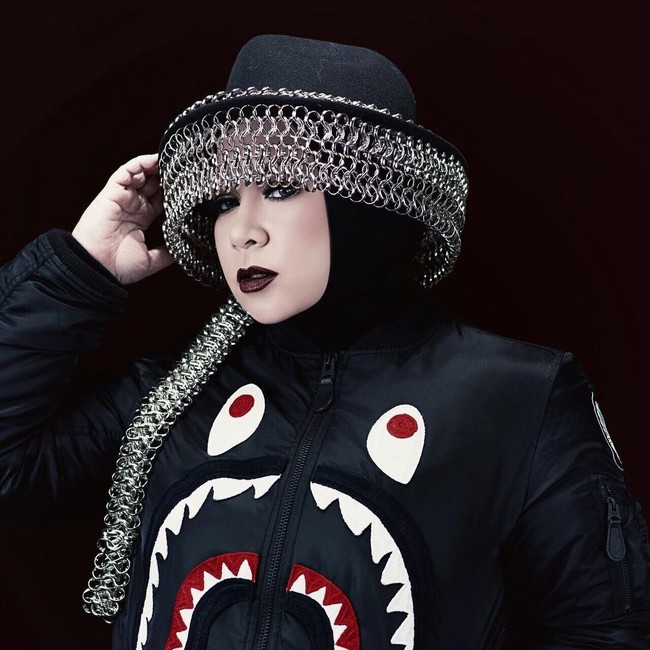 Melly Goeslaw bergaya nyentrik memadukan hijab dengan topi berantai. Dia memadukan topinya itu dengan jaket hitam dari brand kekinian asal Jepang, A Bathing Ape.Foto: Instagram melly_goeslaw