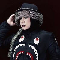 Melly Goeslaw bergaya nyentrik memadukan hijab dengan topi berantai. Dia memadukan topinya itu dengan jaket hitam dari brand kekinian asal Jepang, A Bathing Ape.Foto: Instagram melly_goeslaw