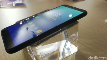  Meski punya layar 5,5 inch, Asus mengemasnya sehingga terasa seperti menggenggam ponsel layar 5 inch. Foto: Muhammad Alif Goenawan/detikINET
