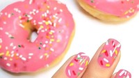 Cantik banget ya warnannya. Nail artnya mirip sekali dengan tampilan topping donat dengan paduan meisjes dan selai warna pink. Foto: Istimewa