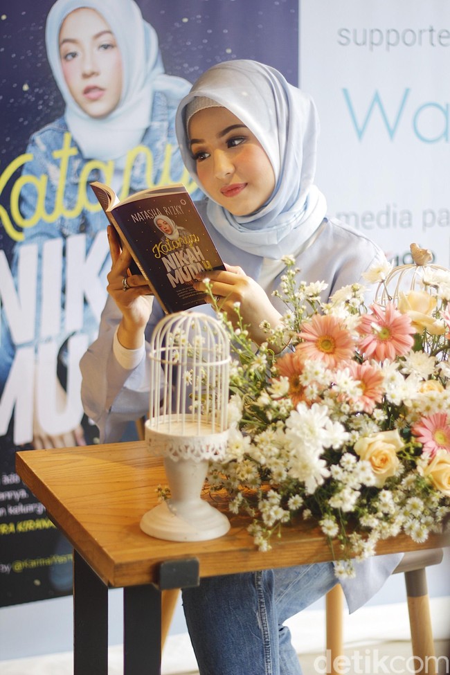 Aktris Natasha Rizky tampil menawan saat peluncuran buku pertamanya di kawasan Jakarta Selatan, hari Senin (23/04/2018). Buku yang ia rilis tersebut berjudul Katanya Menikah Mudah. Foto: Silmia Putri/Wolipop