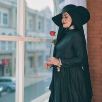 Lagi, gaya Sarita dengan busana serba hitam. Kali ini penampilannya terlihat edgy dengan tambahan topi dan kalung choker. Foto: Instagram/@queen_saritaabdulmukti