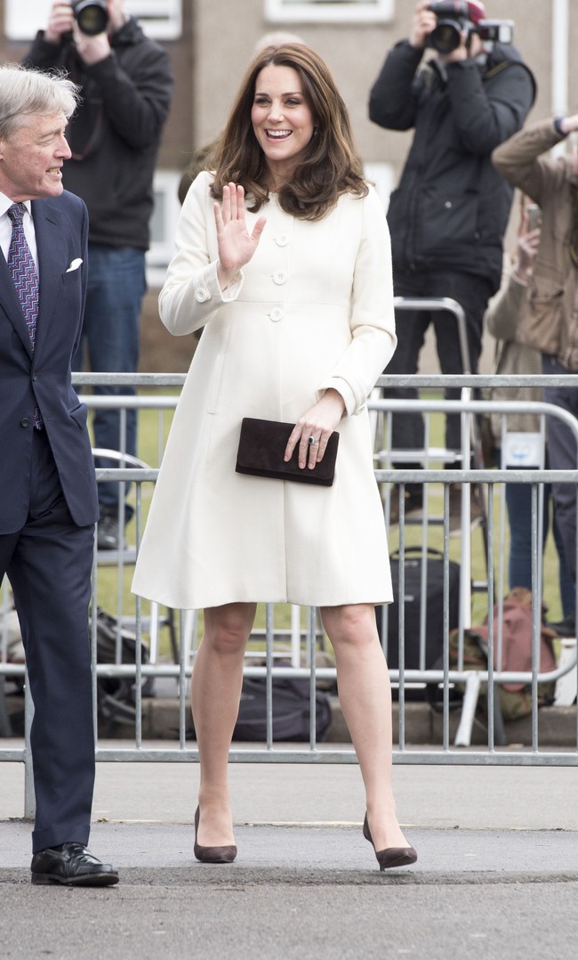 Kate Middleton mengenakan coat putih dari lini maternity brand JoJo Maman Bebe yang membentuk siluet perut hamilnya. Foto: Dok. Getty Images