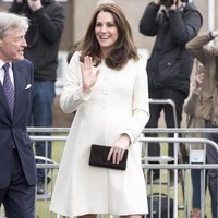 Kate Middleton mengenakan coat putih dari lini maternity brand JoJo Maman Bebe yang membentuk siluet perut hamilnya. Foto: Dok. Getty Images