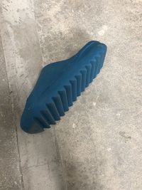 Sandal Yeezy Kanye West Jadi Lelucon Netizen, Disebut Mirip Crocs Juga Hiu