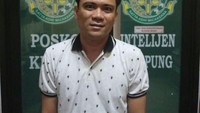 Koruptor Reza Mustika Nunyai ditangkap tim kejaksaan setelah buron tiga tahun lebih. Reza korupsi dana Bantuan Sosial untuk SD sebesar Rp 1,8 miliar di Lampung. Ia ditangkap di kontrakannya.