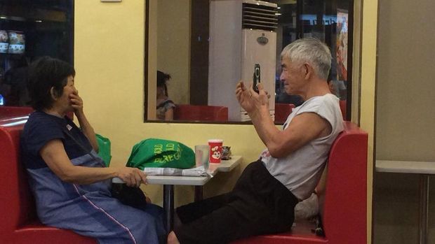   Viral, Kakek-Nenek Ini Saling Ambil Foto dengan HP Bak Anak Muda