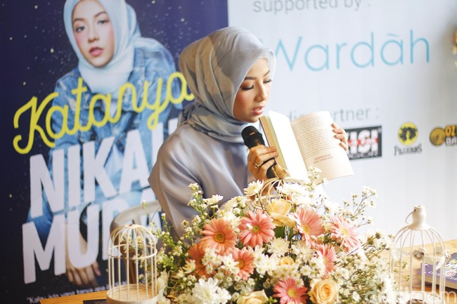 Di buku tersebut, Natasha Rizky menuliskan pengalamannya menikah muda di usia 19 tahun. Dinikahi Desta yang saat itu berusia 35 tahun, tentu muncul banyak konflik. Ia pun berbagi cerita tentang bagaimana ia melewati semua permasalahan tersebut. Foto: Silmia Putri/Wolipop