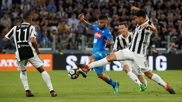 Sami Khedira mencoba menghambat pergerakan Lorenzo Insigne.