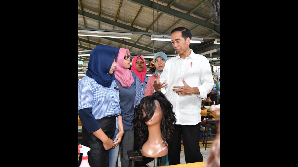 Presiden Joko Widodo mengunjungi pabrik rambut palsu PT Boyang Industrial di Purbalingga, Senin (23/4/2018), dalam kunjungan kerjanya ke Jawa Tengah. (Setpres RI)