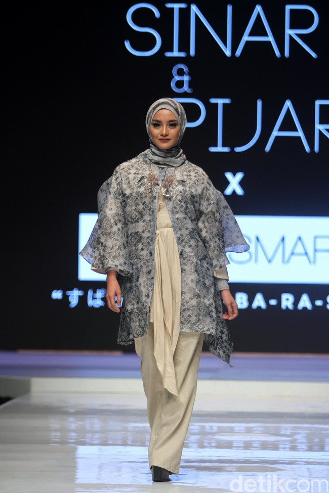 Penampilan ibu dua anak ini begitu memesona dalam balutan busana muslim dan hijab. Foto: Mohammad Abduh/Wolipop