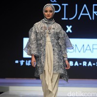 Penampilan ibu dua anak ini begitu memesona dalam balutan busana muslim dan hijab. Foto: Mohammad Abduh/Wolipop