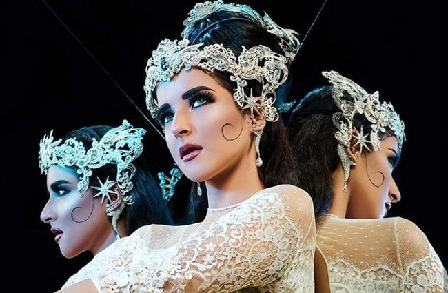 Beauty influencer Tasya Farasya juga digandeng dalam proyek kolaborasi ini. Wanita berdarah arab itu dirias dengan makeup terinspirasi daerah Sunda. Lagi, karya Bennu Sorumba yang membuat wajahnya makin cantik dan manglingi. Foto: Instagram/@maccosmetics