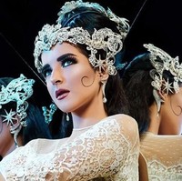 Beauty influencer Tasya Farasya juga digandeng dalam proyek kolaborasi ini. Wanita berdarah arab itu dirias dengan makeup terinspirasi daerah Sunda. Lagi, karya Bennu Sorumba yang membuat wajahnya makin cantik dan manglingi. Foto: Instagram/@maccosmetics