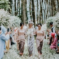 Dekorasi akad lebih dekat dengan nuansa alam dengan penggunaan bunga peacock putih sepanjang altar. Foto: Dok. Instagram/Nocture