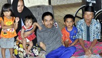 Engkus anak bungsu dari tiga bersaudara, kedua kakaknya, Ajid Iskandar (45) dan Leni (33), sudah berkeluarga. Leni kadang menggantikan peran sang ayah, Dudun (77), untuk mengurusi keperluan Engkus. (Foto: Syahdan Alamsyah/detikcom).