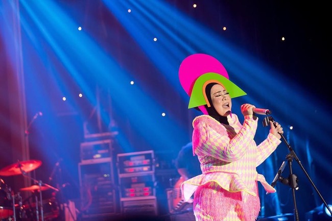 Melly Goeslaw memakai headpiece unik warna-warni saat tampil dalam mini konser bertajuk ‘An Intimate Night With Melly Goeslaw’. Seringnya Melly tampil dengan gaya unik ini membuatnya dijuluki Lady Gaga-nya Indonesia. Foto: Instagram melly_goeslaw