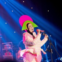 Melly Goeslaw memakai headpiece unik warna-warni saat tampil dalam mini konser bertajuk ‘An Intimate Night With Melly Goeslaw’. Seringnya Melly tampil dengan gaya unik ini membuatnya dijuluki Lady Gaga-nya Indonesia. Foto: Instagram melly_goeslaw