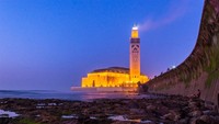 Masjid ini jadi destinasi wisata religi yang wajib dikunjungi kalau liburan ke Maroko. Wajar saja Habib Rizieq sekeluarga berfoto di sini karena memang masjidnya keren banget. (mosquee-hassan2.com)