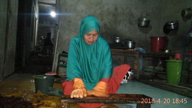 Sempat Jadi Kuli Bangunan, Sarmia Besarkan Anaknya hingga Sarjana