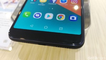 Ponsel ini punya baterai 3.300 mAh dan NFC.  Foto: Muhammad Alif Goenawan/detikINET