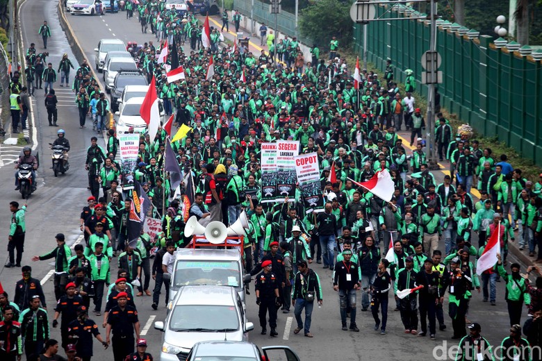 Aksi Demo Ojol di Depan DPR. Foto: Lamhot Aritonang Aksi Demo Ojol di Depan DPR. Foto: Lamhot Aritonang