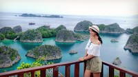 Ini dirinya saat berada di Raja Ampat. Anggun banget ya? (melindalfred/Instagram)
