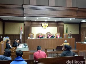 Hakim Cecar Dokter RS Premier soal Diagnosis Novanto