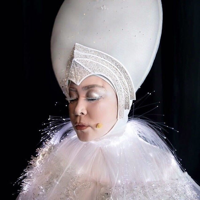 Menjadi salah satu penyanyi Indonesia yang tampil di fashion show Rinaldy A. Yunardi, Melly Goeslaw bergaya hijab unik dengan pakaian yang dilengkapi lampu LED. Gaya hijab Melly Goeslaw dibuat unik menggunakan headpiece seperti bohlam’ besar. Foto: Instagram melly_goeslaw