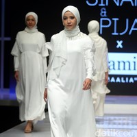 Seperti Ririn, Natasha Rizky juga didapuk sebagai muse dalam fashion show Wardah. Istri Desta itu memakai koleksi karya KAMI. Foto: Mohammad Abduh/Wolipop