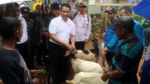 Aksi Mentan Bagi-bagi 50 Ekor Ayam ke 40 KK di Cianjur