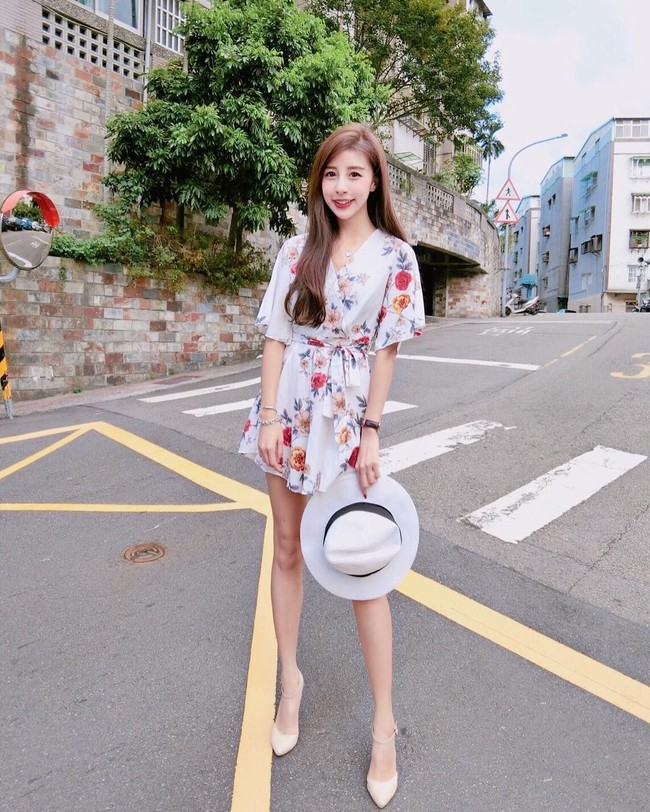 Wanita berambut cokelat ini juga terlihat anggun dengan dress bernuansa floral. Foto: Instagram @love_ritakao