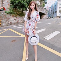 Wanita berambut cokelat ini juga terlihat anggun dengan dress bernuansa floral. Foto: Instagram @love_ritakao