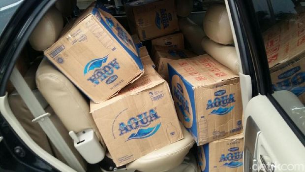 Bagian tengah mobil juga disesaki kardus berisi miras