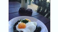 Pola makan juga harus diatur lho. Sunny side up and crispy Brussels sprouts with kale pesto #breakfast #waytoohealthy, tulis Rahma. (Foto: Instagram/raazharita)