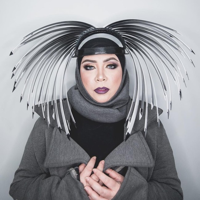 Menjadi juri The Next Boy Girl Band, Melly Goeslaw tampil super unik dengan hijab yang menurut netizen mirip sayap burung. Headpieace yang menghiasi hijabnya ini juga dari desainer Rinaldy Yunardi yang karyanya sudah dipakai artis dunia seperti Mariah Carey dan Kylie Jenner. Foto: Instagram melly_goeslaw
