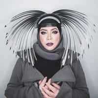 Menjadi juri The Next Boy Girl Band, Melly Goeslaw tampil super unik dengan hijab yang menurut netizen mirip sayap burung. Headpieace yang menghiasi hijabnya ini juga dari desainer Rinaldy Yunardi yang karyanya sudah dipakai artis dunia seperti Mariah Carey dan Kylie Jenner. Foto: Instagram melly_goeslaw