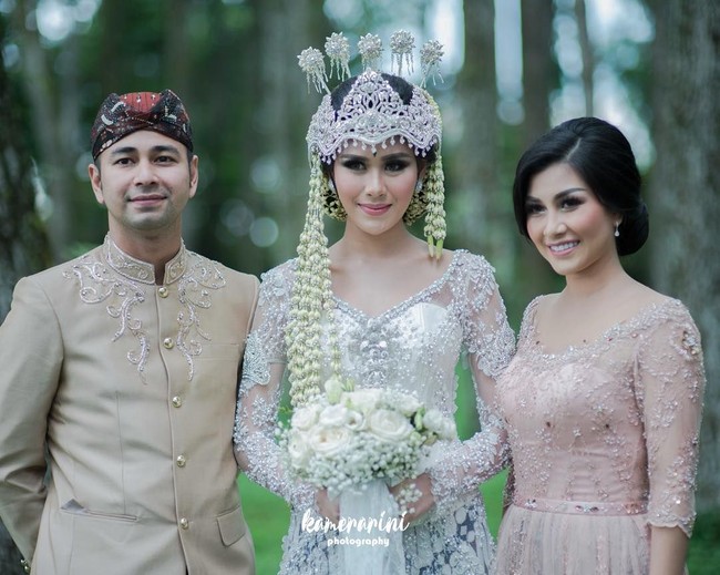 Seragam keluarga ketika akad nikah dipilih bernuansa dusty pink dan beige. Foto: Dok. Instagram/Kamerarini