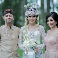 Seragam keluarga ketika akad nikah dipilih bernuansa dusty pink dan beige. Foto: Dok. Instagram/Kamerarini