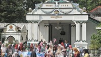 Sejumlah wisatawan berkunjung ke Keraton Yogyakarta, Senin (16/4) (Pradita Utama/detikTravel)