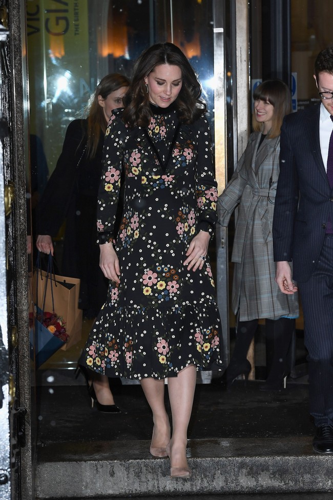 Penampilan Kate di kehamilan ketiga tampak lebih playful, salah satunya dengan gaun floral Orla Kiely. Foto: Dok. Getty Images