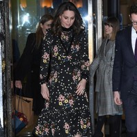 Penampilan Kate di kehamilan ketiga tampak lebih playful, salah satunya dengan gaun floral Orla Kiely. Foto: Dok. Getty Images