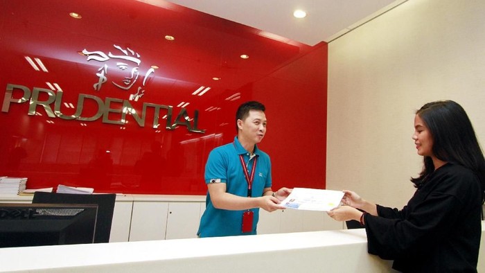 Sejumlah agen asuransi Prudential Indonesia mengikuti kegiatan pelatihan penjualan dan pengembangan diri di PRU Sales Academy milik Prudential Indonesia di Jakarta, Senin (23/4).