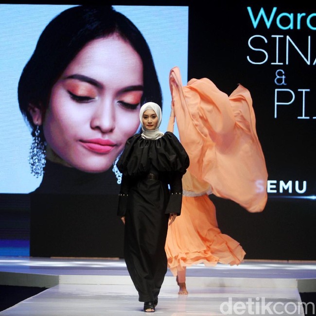 Aktris yang baru saja berhijab Ayu Pratiwi ikut memeriahkan catwalk Muslim Fashion Festival (MUFFEST) 2018. Bintang film dan FTV itu memakai busana rancangan DINIIRA. Foto: Mohammad Abduh/Wolipop