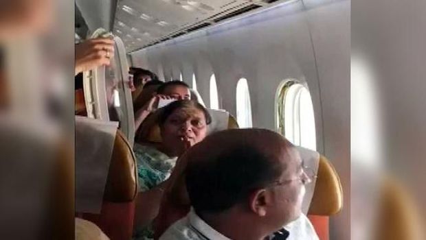 Panel jendela di kabin Air India terlepas saat turbulensi terjadi dan membuat penumpang ketakutan